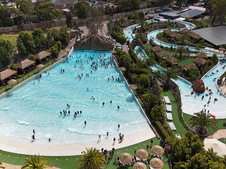 Wave pool and river in operation under concurrent hydraulic load